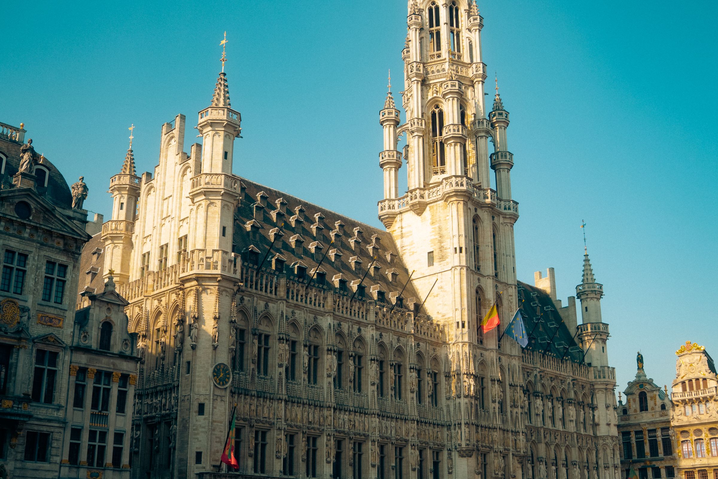 Fațada gotică a primăriei din Bruxelles, în Grand-Place.